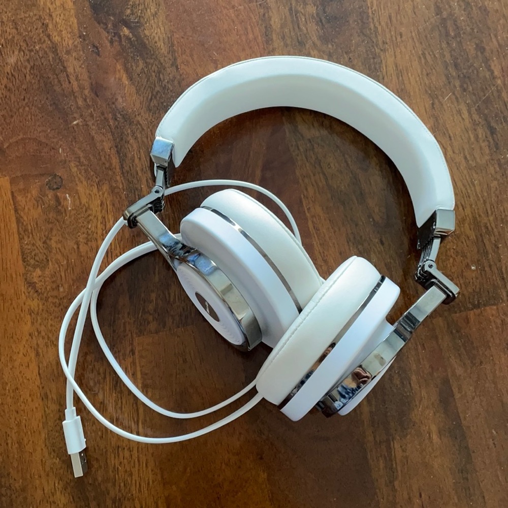White Bludio T3 wireless headphones
